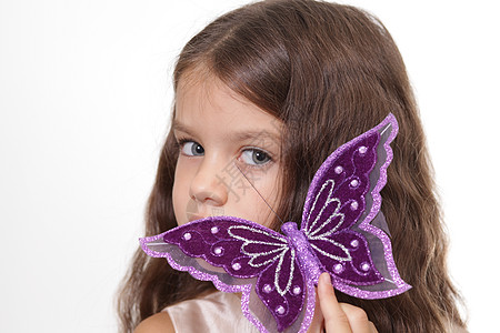 带着蝴蝶的小女孩在手里头发童年生活女性女孩眼睛女儿孩子图片