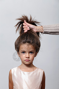 头发梳发女儿孩子女性女孩生活童年图片