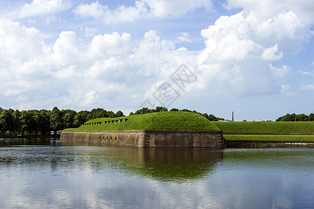 内瑟拉纳尔登中世纪堡的夏日风景晴天树木绿色地标蓝色环境归属历史天空反射图片