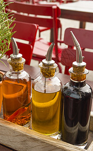 露天桌上的白糖醋瓶和调味品香醋食堂街道桌子敷料沙拉酱食物玻璃露台城市图片