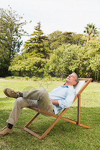 快乐的男子休息在日光护晒者图片