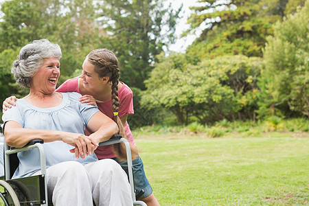 外孙女在轮椅上拥抱祖母图片
