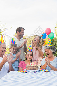 为小女孩生日欢庆而欢快的大家庭大鼓掌图片