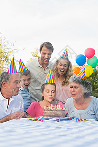 幸福的大家庭把生日蜡烛一起吹响了起来图片