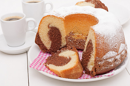 Gugelhupf 圆环蛋糕和咖啡糕点面包大理石食物圆形早餐甜点海绵杯子蛋糕图片