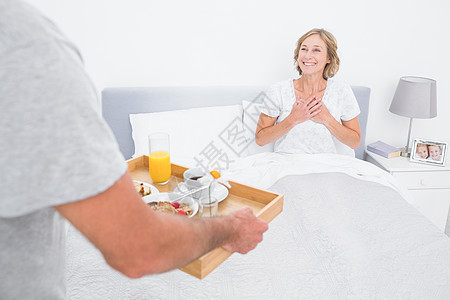 丈夫把早餐带到床上给妻子吃图片