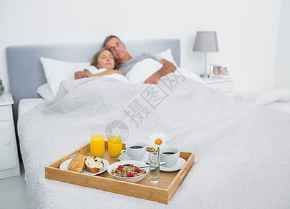 爱夫妻在床上用早餐餐盘睡觉图片