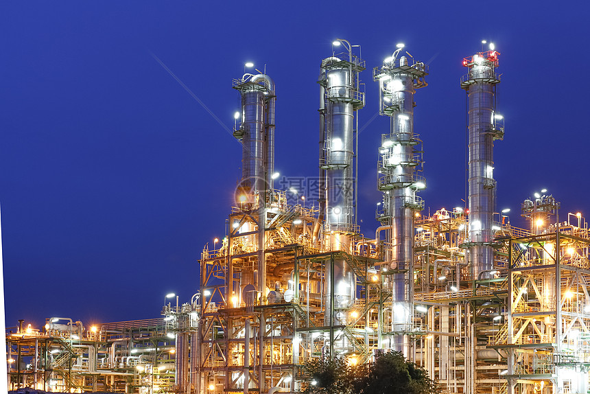石油化工工厂夜间现场化学品力量植物管道蓝色蓝天图片