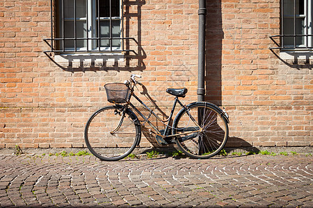 意大利式旧式自行车棕褐色座位街道黑色胡同石头城市轮胎人行道车轮图片