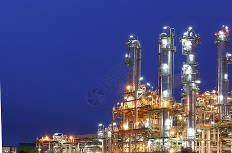 石油化工厂夜间现场植物化学品管道力量蓝天蓝色工厂图片