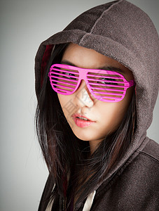 有吸引力的亚洲女孩 20岁在演播室拍摄粉色眼镜帽衫冒充女性休闲服爆头背景成人思维图片