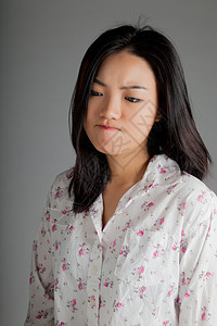 有吸引力的亚洲女孩 20岁在演播室拍摄休闲服背景成人悲伤情绪女性愤怒冒充黑发灰色图片