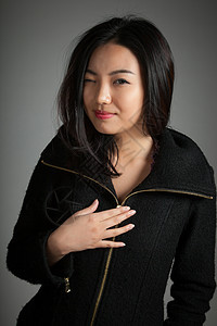 有吸引力的亚洲女孩 20岁在演播室拍摄腰部情绪灰色愤怒思维黑发冬衣女性悲伤拉链图片