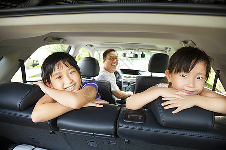 坐在车里的幸福家庭孩子微笑汽车女儿旅行越野车学生快乐运输父母图片