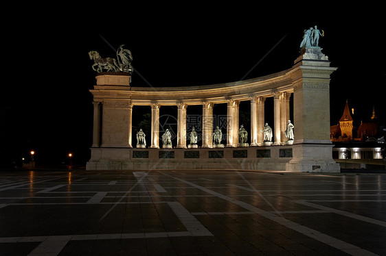 英雄广场遗产旅行历史性历史柱子纪念碑游客观光世界正方形图片