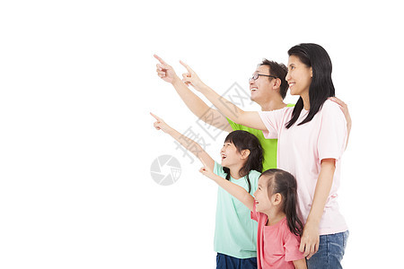 欢乐的亚洲家庭寻找和指着图片