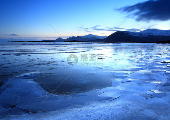 冰山和冰冻湖泊海景日落反射风景蓝色荒野天空阳光山脉日出图片