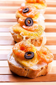 虾三明治面包屑黑色沙拉小吃牙签摄影海鲜点心美食宏观图片