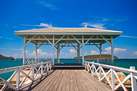 水边小馆热带游客海滨天空木头海洋海岸海景旅游码头图片