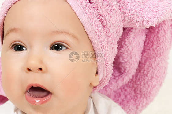 婴儿脸说谎女孩眼睛水平粉红色孩子毛巾背景摄影乐趣图片