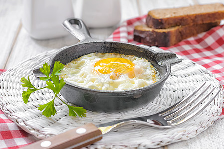 早餐餐厅盘子小吃油炸厨房营养服务蛋黄饮食平底锅图片