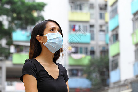 在拥挤的城市 戴医疗面罩的妇女空气灰尘女孩预防面具流感感染安全物质街道图片