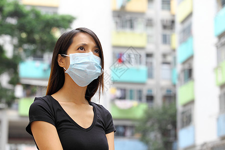 在拥挤的城市 戴医疗面罩的妇女街道细菌呼吸安全症状女孩女士流感感染物质图片