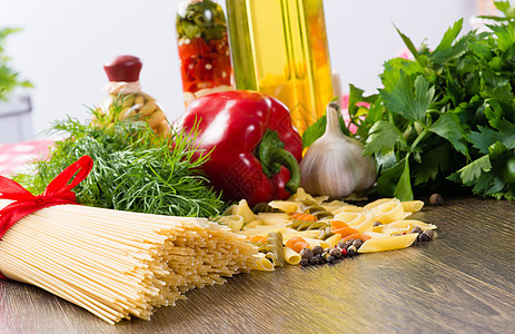 意大利意大利意面和蔬菜烹饪桌子草药胸部餐厅饮食古董辣椒盘子午餐图片