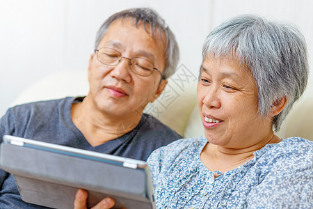 使用数字平板电脑的亚洲老年夫妇夫妻灰色两个人老夫妻白色头发男人女性药片学习图片