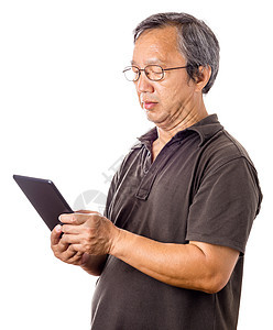 亚裔男子使用平板板男人眼睛人员电脑眼镜父亲学习文化老年外表图片