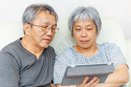亚洲老年夫妇白色头发夫妻女性灰色电脑两个人老夫妻药片家庭图片