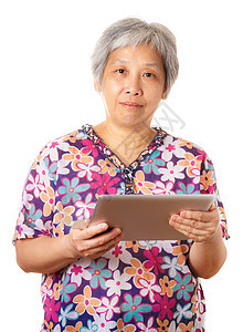 亚洲年老妇女带数字平板电脑老年老人男人退休老太婆女人白色背景图片