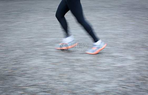 城市环境跨科技中运动操纵器脚的模糊赛跑者速度竞赛跑步女孩场地天空活力插图女性图片