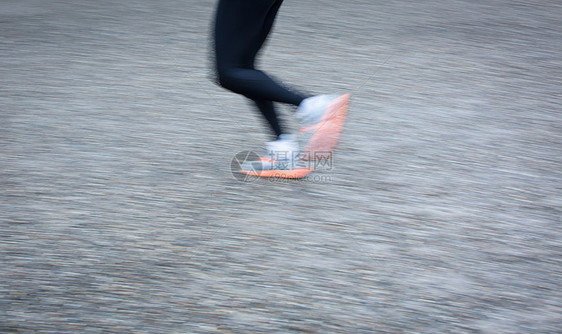 城市环境跨科技中运动操纵器脚的模糊男人慢跑女孩女士慢跑者竞赛闲暇生活速度场地图片