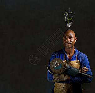 非洲黑人黑男子工业工人 有粉笔灯泡黑板教育建造安全职场劳动围裙工匠生产金工工作服图片