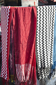 印度亚洲市场的彩色披巾图片