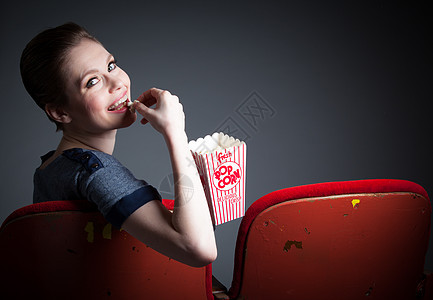 演播室30次拍摄的有吸引力的caucasian女孩喜悦剧院背景白色女性电影休闲服微笑天鹅绒冒充图片