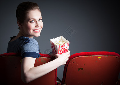 演播室30次拍摄的有吸引力的caucasian女孩天鹅绒歌剧剧院幸福灰色休闲服白色微笑女性红色图片