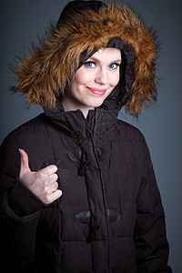 演播室30次拍摄的有吸引力的caucasian女孩女性冬衣背景毛皮灰色微笑幸福外套腰部白色图片