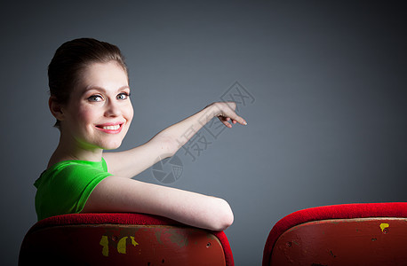 演播室30次拍摄的有吸引力的caucasian女孩女性白色电影微笑红色喜悦歌剧冒充剧院灰色图片