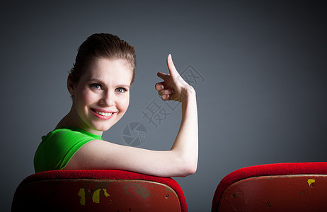 演播室30次拍摄的有吸引力的caucasian女孩冒充喜悦看台幸福女性电影白色灰色休闲服剧院图片