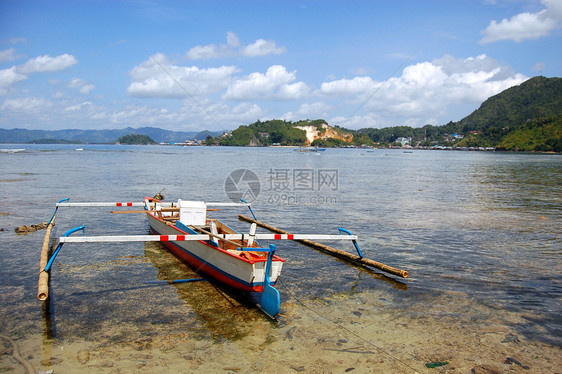 沿海附近渔船图片