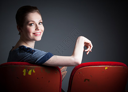 演播室30次拍摄的有吸引力的caucasian女孩天鹅绒剧院电影歌剧灰色白色背景休闲服喜悦女性图片