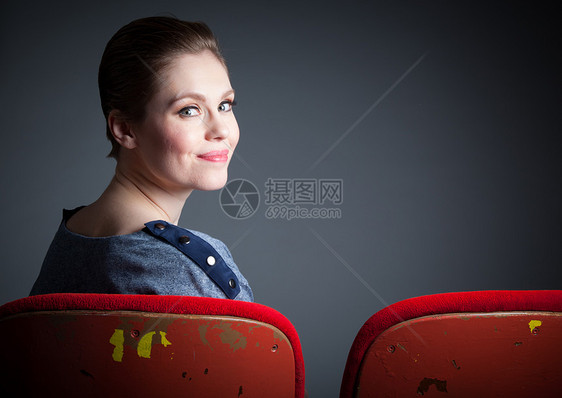 演播室30次拍摄的有吸引力的caucasian女孩幸福红色歌剧白色电影剧院背景看台休闲服灰色图片
