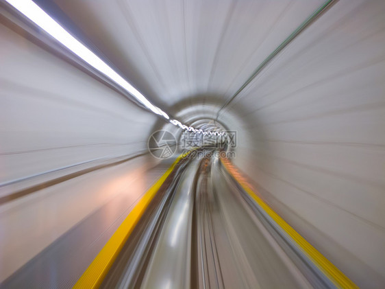穿过隧道火车城市运输技术涡流过境铁路戒指交通旅行图片