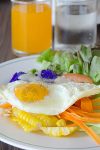 沙拉和鸡蛋蔬菜黄色白色奶油绿色玉米食物盘子油炸图片