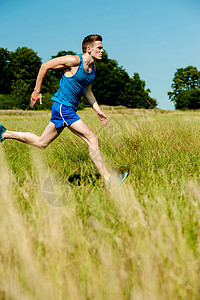 年轻人在草原上奔跑图片