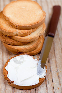 配奶油奶酪的零食饼干产品食物小麦面包点心烹饪香葱小吃蛋糕木头图片