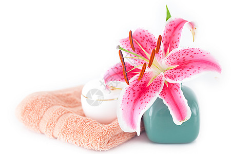 花瓶 毛巾和化妆品容器中的美丽的百合丽花瓣脆弱性庆典植物群百合花束温泉奶油植物学植物图片
