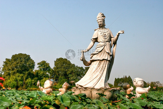 Guayin 光彩雕像天空宗教蓝色文化女性石头公园叶子上帝雕塑图片